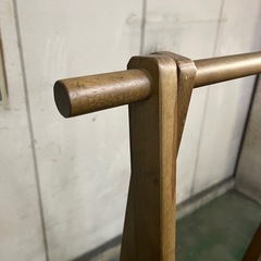おしゃれな木製ハンガーラックの画像