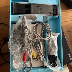 値下げ可能【本体起動確認済み】Wii 本体 箱あり（電源コード・AVケーブル・センサーバー・ヌンチャク付き／リモコン電池カバーなし）の画像