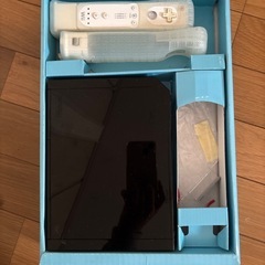 値下げ可能【本体起動確認済み】Wii 本体 箱あり（電源コード・AVケーブル・センサーバー・ヌンチャク付き／リモコン電池カバーなし）の画像