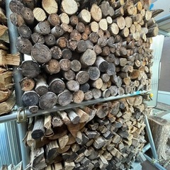 🪵🔥☆薪ストーブ用　薪☆ 🔥🪵上下段でだいたい約300〜320kgの画像