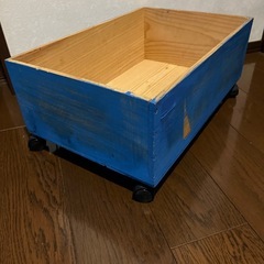 ワイン箱　青　キャスター付きの画像