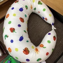 万代店　美品 はらぺこあおむし 丸洗いで清潔！妊娠～授乳用お助け抱き枕の画像