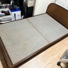 シモンズ セミダブルベッド フレーム付きの画像