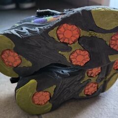 炎のグラフィックが特徴のSKLSH0TERスニーカーの画像