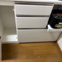 ニトリキッチンカウンター食器棚の画像