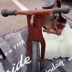 木製バランスバイク スタンド付きの画像
