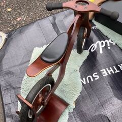 木製バランスバイク スタンド付きの画像