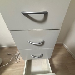 隙間収納棚とカラーボックスの画像