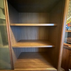 【木製ガラス扉付きキャビネット】収納棚／飾り棚
の画像