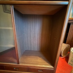 【木製ガラス扉付きキャビネット】収納棚／飾り棚
の画像