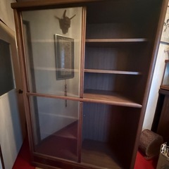 【木製ガラス扉付きキャビネット】収納棚／飾り棚
の画像