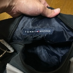 TOMMY HILFIGERキャンバス素材のミニボストンバッグの画像
