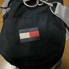 TOMMY HILFIGERキャンバス素材のミニボストンバッグの画像