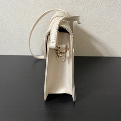 ショルダーバック　白の画像