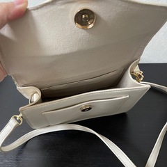 ショルダーバック　白の画像