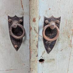 小さめ 古い書棚 木製 観音開き 両開き 本棚 キャビネット 書庫 飾り棚 収納家具 収納棚 古道具 古民家 アンティーク　の画像