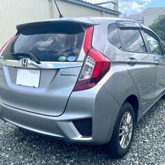 【自社ローン＆リース】で乗れます🚗＜保証人不要＞ブラックや事情アリでもOKです！ローンが組めない方の強いミカタ💕『月々格安+短期』車検2年付き！フィット　4WD　記録簿あり　冬タイヤサービス♪の画像