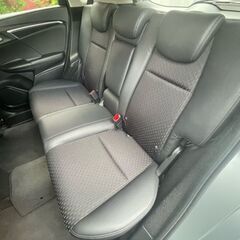 【自社ローン＆リース】で乗れます🚗＜保証人不要＞ブラックや事情アリでもOKです！ローンが組めない方の強いミカタ💕『月々格安+短期』車検2年付き！フィット　4WD　記録簿あり　冬タイヤサービス♪の画像