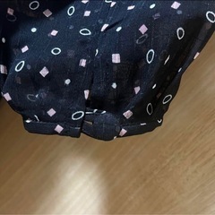 透け感のある長袖の黒ドット柄ワンピース。の画像