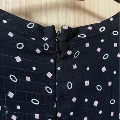 透け感のある長袖の黒ドット柄ワンピース。の画像