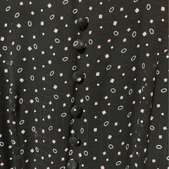 透け感のある長袖の黒ドット柄ワンピース。の画像