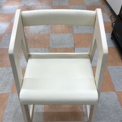 ＼家具＊家電のお店／【ｼﾞｬﾝｸﾞﾙｼﾞｬﾝｸﾞﾙ石川金沢店】 キッズチェア 木製 白 W(幅)34.5×D(奥行き)45.5×H(高さ)75.8cm ※クリーニング済みの画像