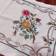 テーブルクロス　花の刺繍の画像