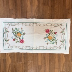 テーブルクロス　花の刺繍の画像