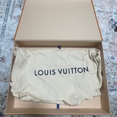 ルイヴィトンの箱と袋の画像