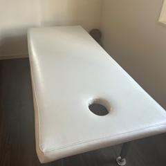 マッサージ用ベッド、イス、枕の画像