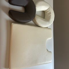 マッサージ用ベッド、イス、枕の画像