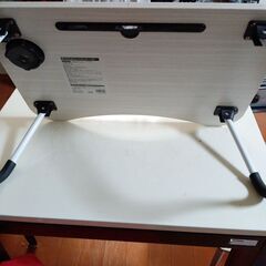 折りたたみ式テーブルの画像