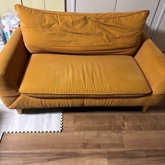 黄色の2人掛けソファの画像
