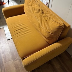 黄色の2人掛けソファの画像
