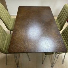 ニトリのダイニングテーブルとキャスター付きの椅子4脚のセットの画像