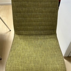 ニトリのダイニングテーブルとキャスター付きの椅子4脚のセットの画像