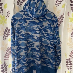 青い迷彩柄ジップパーカーの画像