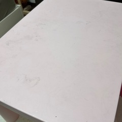 子供用テーブルの画像