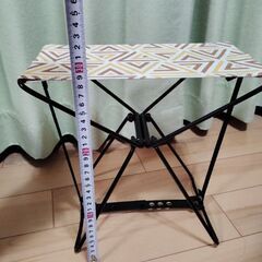 折りたたみ椅子の画像