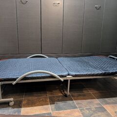 折りたたみ式パイプベッドの画像