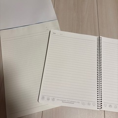 レポート用紙とノートの画像