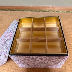 桜の花柄 角型重箱 木製仕切り付きの画像