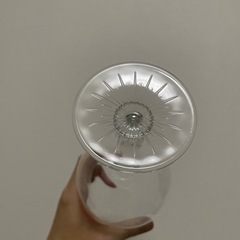 高級感のある個性的なワイングラスの画像