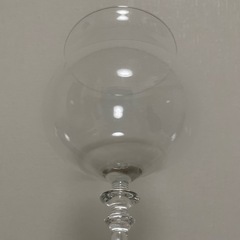 高級感のある個性的なワイングラスの画像