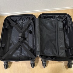 スーツケース　白の画像