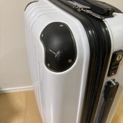スーツケース　白の画像
