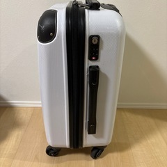 スーツケース　白の画像