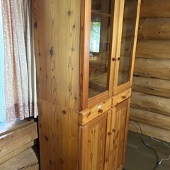 木製食器棚の画像