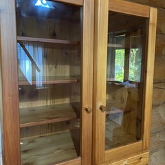 木製食器棚の画像