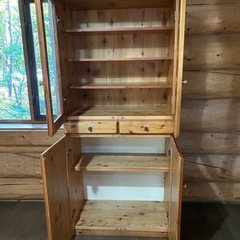 木製食器棚の画像